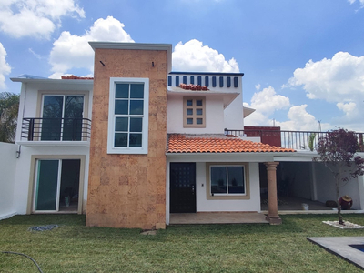 En Venta Hermosa Casa De 3 Habitaciones Con Alberca Y Jardin En Fracc. Altos De Oaxtepec Apta A Creditos