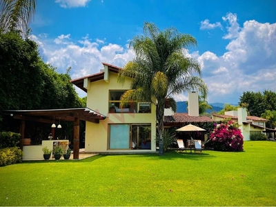 CASA EN VENTA EN VALLE DE BRAVO CON VISTA A LAS MONTAÑAS Y ACCESO AL LAGO