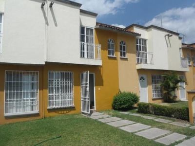 Preciosa casa en VENTA EN condominio con alberca