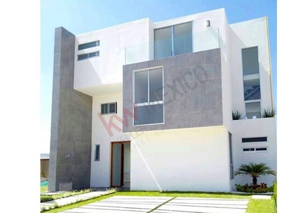 Renta amplia casa de hasta 4 recámaras, en Lomas de Angelópolis, Parque Michoacán.