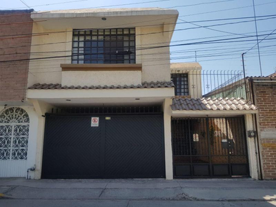 Casa En Venta En Los Fresnos De 4 Habitaciones A Unas Cuadras Del Hospital General 21