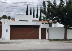 venta de casa juriquilla calle abierta, una sola planta con 3 recamaras, porton electrico