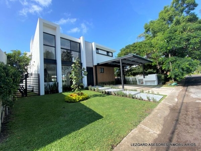 A la venta en Lomas de Cocoyoc casa estilo minimalista