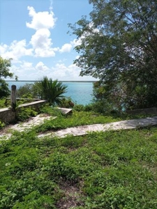 Bacalar frente a laguna