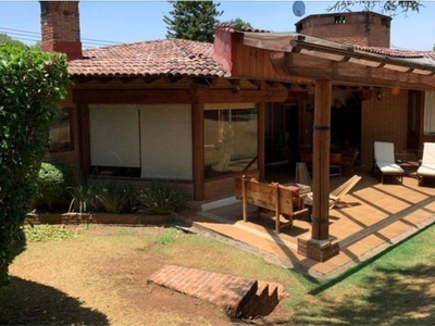 Casa colonial remodelada en venta en Avandaro Valle de Bravo