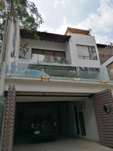 Casa con alberca y vista al Lago en Valle de Bravo, cerca del Santuario