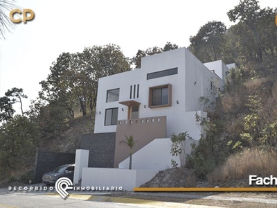 Casa de 5 niveles en venta dentro de fraccionamiento el Palomar en Tlajomulco