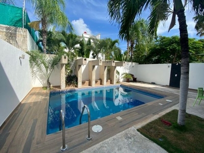 Casa en Esquina en Exclusivo Residencial Playa Magna con alberca privada