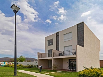 Casa en excelente zona de Morelos con balcon y alberca y canchas deportivas