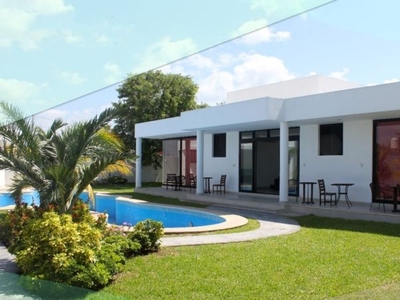 Casa en Venta de 4 recámaras de una planta. En Chicxulub Puerto, Yucatán