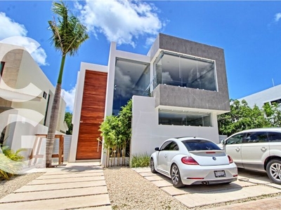 Casa en Venta en Cancun en Residencial Lagos del Sol de 4 Recamaras