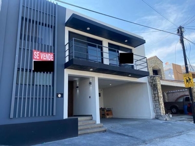 Casa en venta remodelada en cumbres 2do Sector, Monterrey
