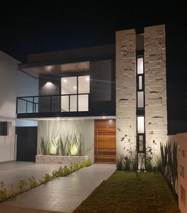 Casa moderna con amplio jardín en ZANDA