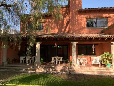 Casa muy amplia en venta con jardín y opción a 4ta rec en Jurica Querétaro