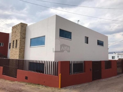 OPORTUNIDAD! Casa en Venta frente al Centro Comercial Alaiia ( Liverpool) Guanajuato Capital.