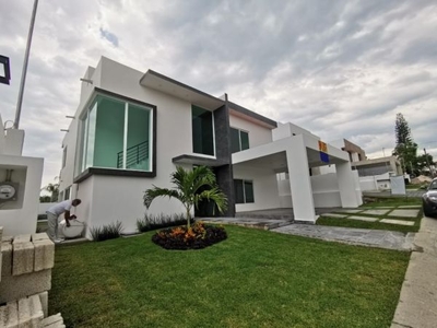 EN VENTA LINDA CASA A ESTRENAR CON JARDIN Y ALBERCA EN LOMAS DE COCOYOC