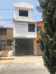 EXCELENTE UBICACION CASA DE DOS NIVELES CERCA DE UAEH A EXCELENTE PRECIO