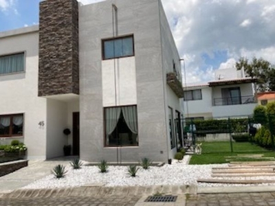 Hermosa casa con modernos acabados en Rincón de Los Encinos.