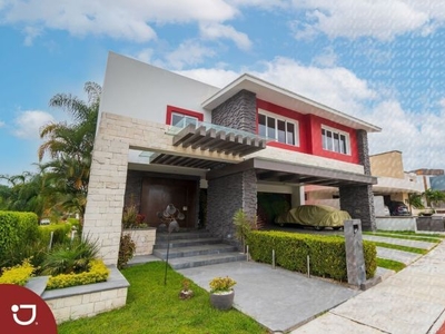 Casa en venta en Xalapa, Residencial del Lago; diseño modernista y panorámico