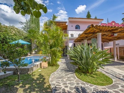 Preciosa casa Villa Alegría, jardín, terraza con alberca en Rancho del Oro!