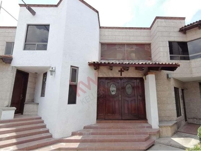 RESIDENCIA EN VENTA! CON ACABADOS DE MADERA Y EN EXCELENTE UBICACIÓN, QUERÉTARO.