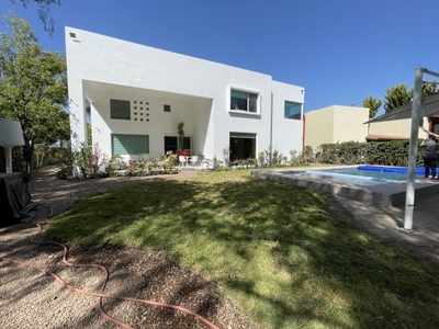 Se vende casa en Balvanera Corregidora, Querétaro, con alberca y jacuzzi.