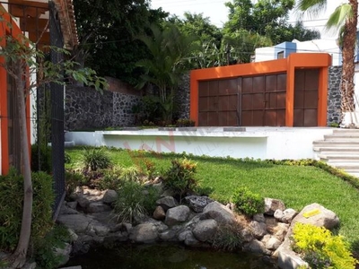Vende casa en Cuernavaca Morelos. Un solo piso. Alberca y jardín. Zona norte.