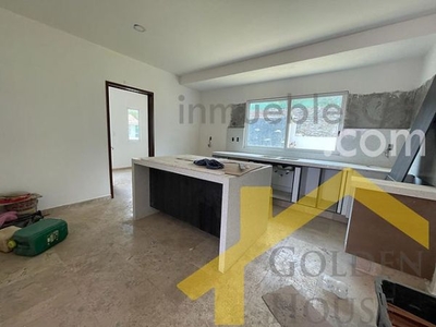 VENTA DE CASA CON ALBERCA EN LOMAS DE COCOYOC