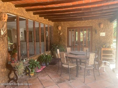 VENTA de casa con jardines y chimenea, en Granjas Residencial