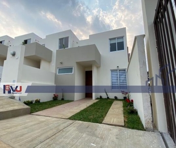 VENTA DE CASA NUEVA EN MIRADORES DE SANTA ROSA EN XALAPA