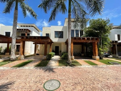 Venta hermosa villa en Harmonia, Yucatán Country Club frente a canal de agua