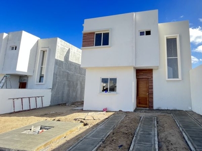 Casa de dos pisos en La Paz BCS en Fraccionamiento con acceso controlado