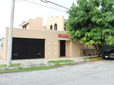 Casa en esquina, con habitación en PB, a 4 calles de Prolongación Montejo.