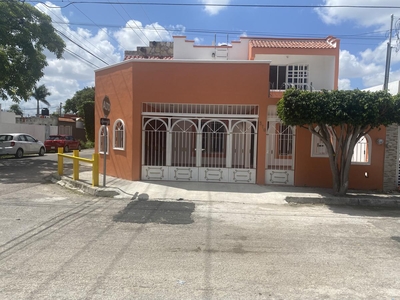 Doomos. casa en venta en Merida, en esquina- Francisco de Montejo (5 habits)