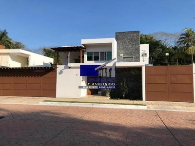En venta residencia nueva 4 recamaras con excelentes acabados y alberca techada en Ixtapa R310