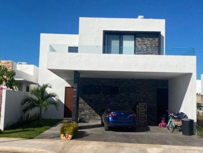 Venta de casa en privada en Cholul, Mérida, Yucatán.