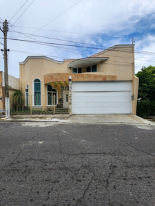 Casa En Venta De 4 Recamaras, Amplios Espacios Y Ventilacion