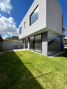 Residencia En Altozano Qro. Con Gran Jardín Y Terraza