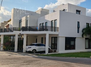 Doomos. Casa en Casa en Venta en Cancún, Residencial Aqua, 4 Recámaras con alberca. Supermanzana 330