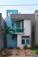 Doomos. Casa en renta en calle Coral, Fracc. Punta del Mar, en Coatzacoalcos, Veracruz.