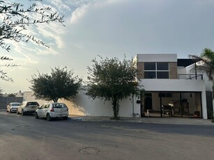 Doomos. Casa en renta en esquina Valle de cumbres cerca del hospital muguerza cumbres