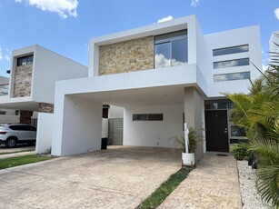 Doomos. Casa en renta en Mérida Privada Parque Central