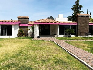 Doomos. Casa en venta en Fracc. Fundadores de Zavaleta, con alberca, palapa, hermoso jardín y más de 1,000m2 de Terreno.
