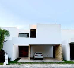 Doomos. Casa en venta en privada en Mérida 4 habitaciones
