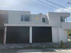 Casa en Venta, San Manuel, en esquina con locales, recién remodelada