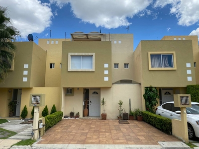 Amplia casa en Villas Capri, residencial con vigilancia las 24 hrs.