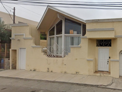 Casa En Remate Bancario Ubicada En Moderna, Ensenada, Baja California. Aprovecha Esta Gran Oportunidad. (no Se Aceptan Creditos Hipotecarios)-ao