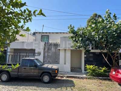 Casa En Venta En Fraccionamiento Arboledas, Colima