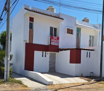 Vendo Casa En Manzanillo Nuevo Salagua Cerca Blvd Costero, En Esquina Con Calles Principales,con Buena Ubicación Y Acceso A Zona Hotelera Y Playas.