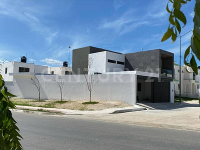 Venta De Casa Sobre Av De 3 Recamaras En Privada Los Olivos Campeche / Campeche